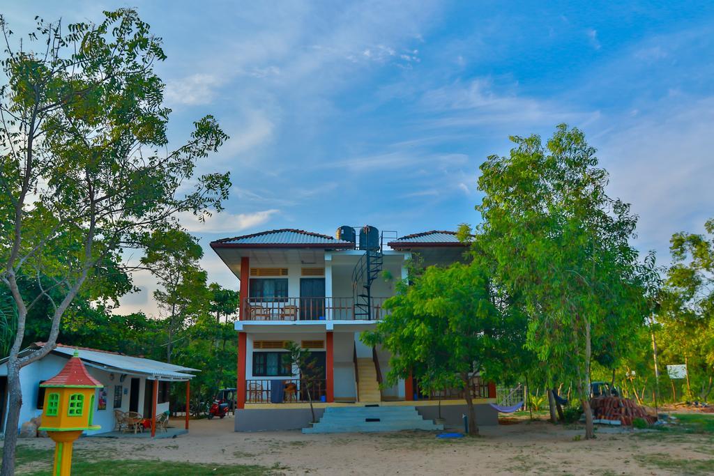 Autumn Moon Beach Cabanas Тангалле Екстер'єр фото